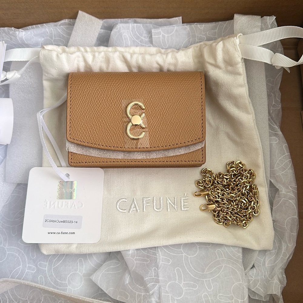 Cafune Double-C Cardolder in Camel